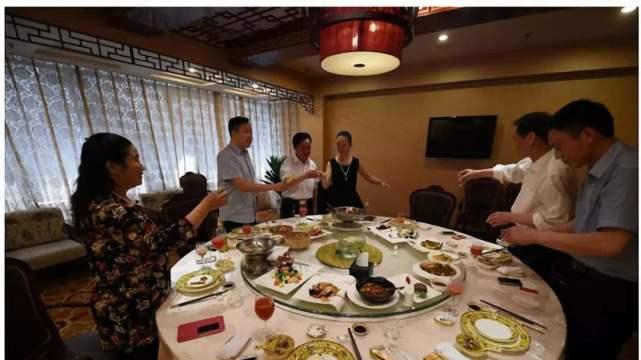酒桌“危机”：从冷场到转机的高情商逆袭
