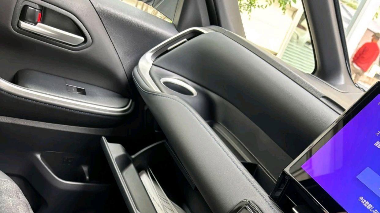 家用MPV新选择？丰田VOXY来了，它能改变你的家庭出行吗？