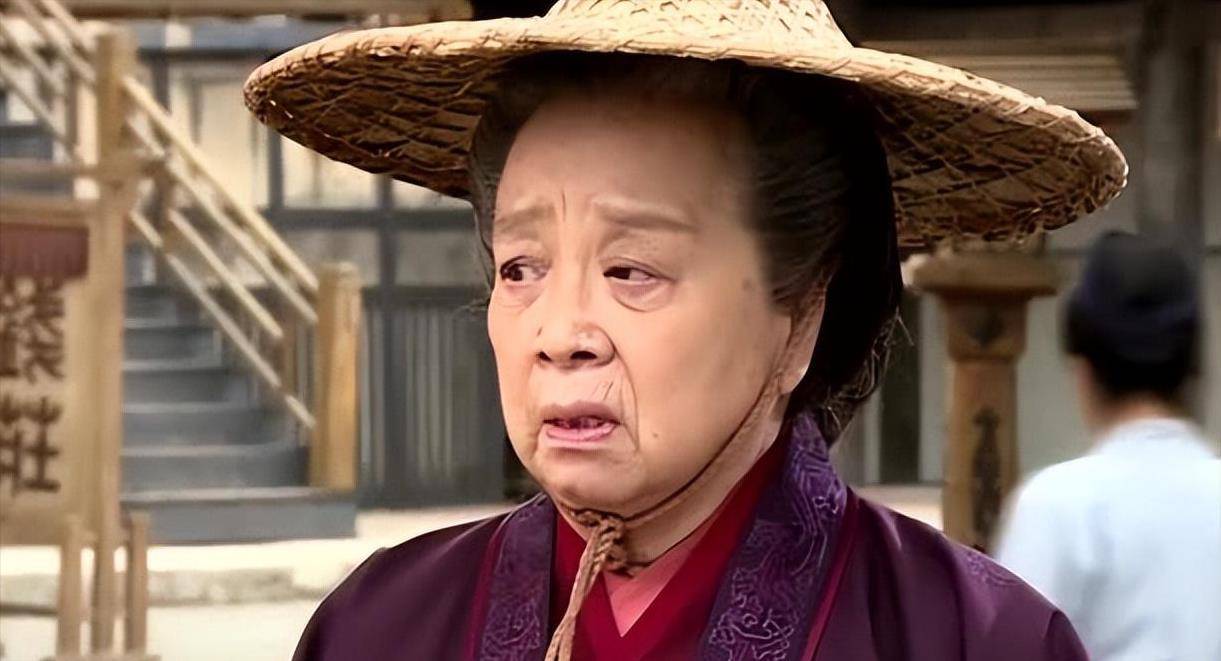 容嬷嬷年轻时竟是校花？18岁旧照曝光惊艳众人