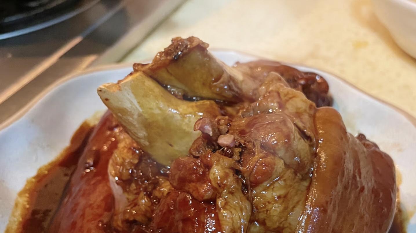 肥而不腻的快乐密码：家庭版红烧大肘子全攻略