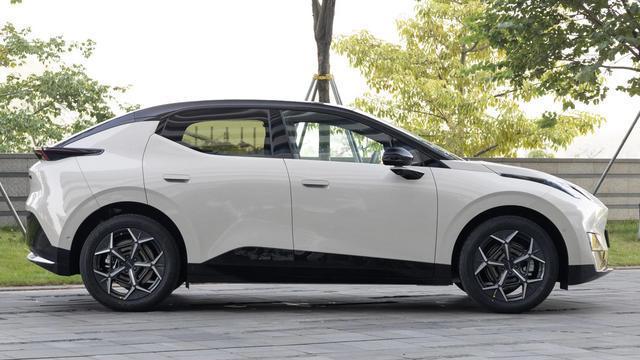 采用长续航+快补能，领克Z20让出行不焦虑，可惜知名度差点意思