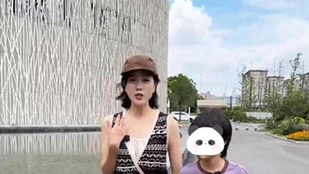 杨乐乐带 10 岁儿子打卡博物馆，发型超潮，自己瘦成“竹竿”引众人关注