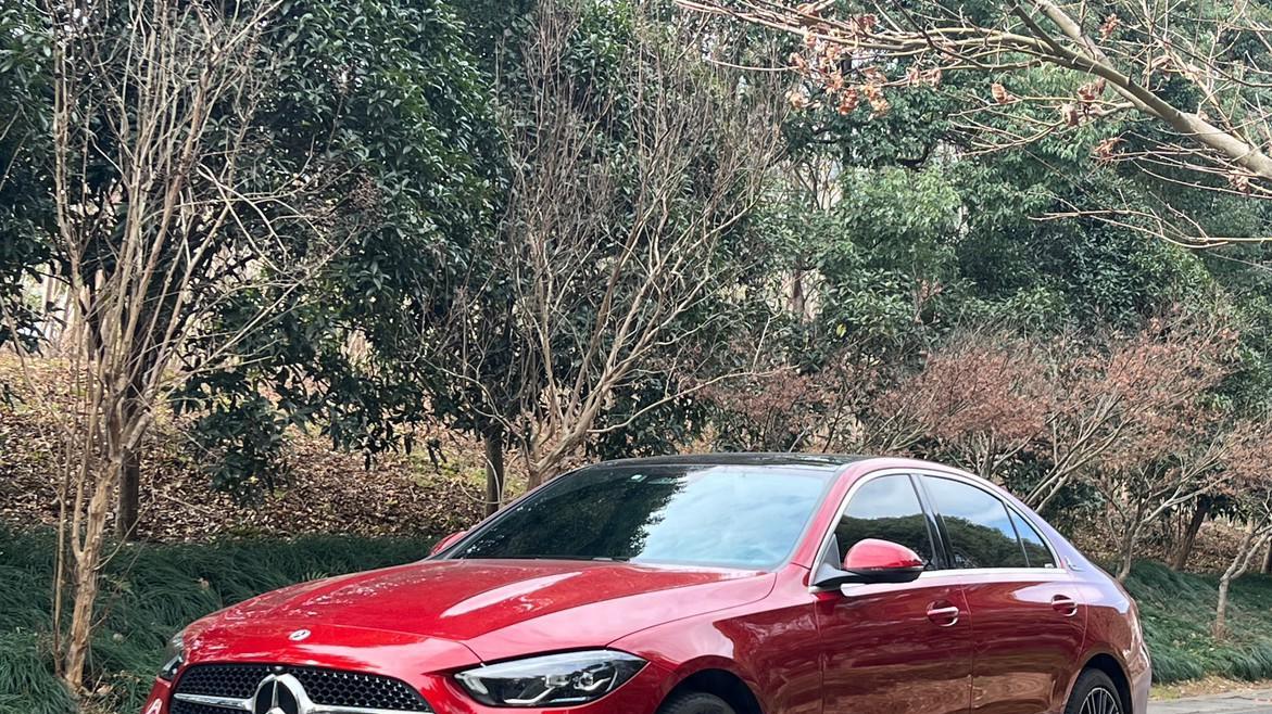 红色运动轿跑，22款奔驰C260L二手车值不值得入手？