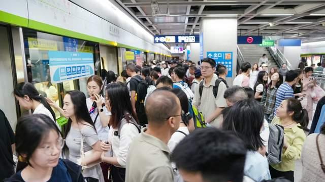 “五一”假期，武汉地铁共有4天延时运营 万余名员工坚守岗位保障每一名乘客顺利出行