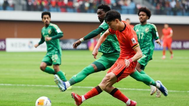 中国队浪费机会，01被沙特压哨绝杀，无缘晋级世青赛，宋凯督战