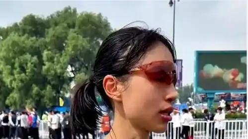 “最快女护士”被处分警示：职场不是自由市场