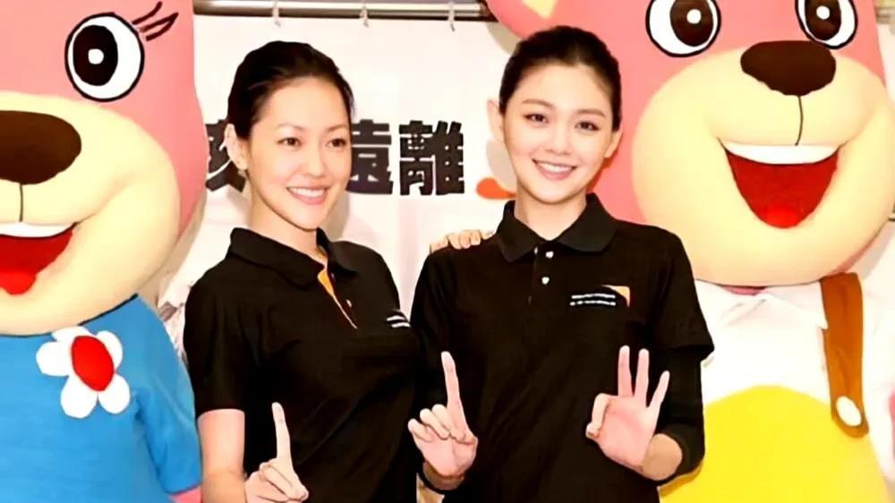 大S刚下葬 台媒爆小S复工现身摄影棚 激动哭了 开心搂着日本男星合照