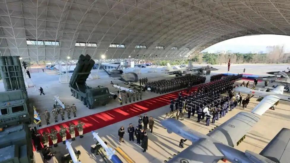 金正恩携女着“亲子装”出席空军80周年庆典，新导弹亮相