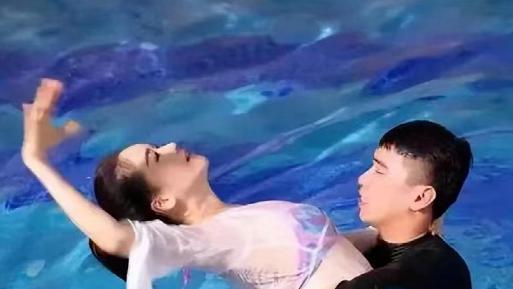 左小青穿泳装下水照太漂亮，网友：真是太好看了