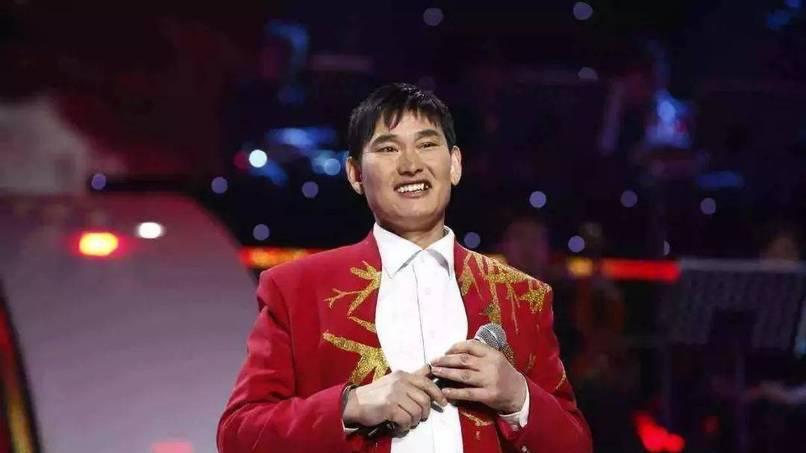 大衣哥为孙子摆满月宴，亲家喝8699元的茅15，村民喝400元剑南春