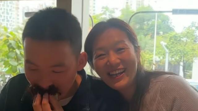 浩男妈曝心酸经历，送快递暴瘦30斤，赚钱只为小妹！谢岳被打脸