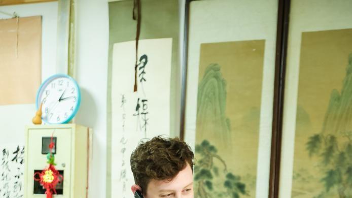 国礼瓷获得者埃文・凯尔：中国旅行治愈了他的惊恐