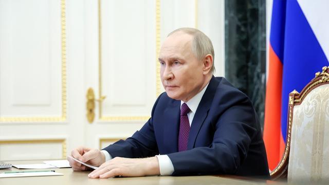 外籍工程师身亡，俄军深夜开首枪，乌军防不胜防，兵工厂设备全毁