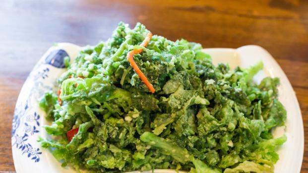 芹菜叶别扔！教您做‘三香三脆’小菜，配粥拌面香掉牙！