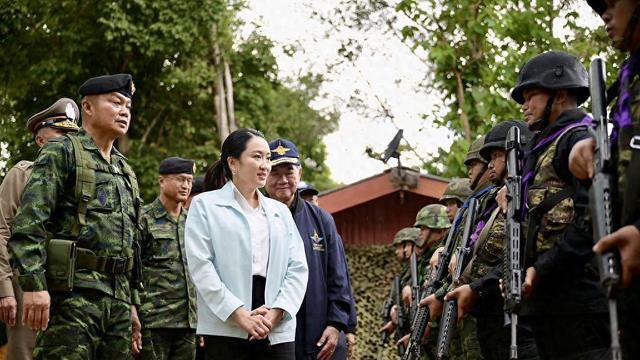 总理府已被围，佩通坦拒绝辞职，军方态度坚决