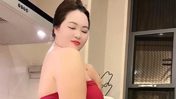 丰满女子秀身材，富态十足，网友喊话：该减肥了！