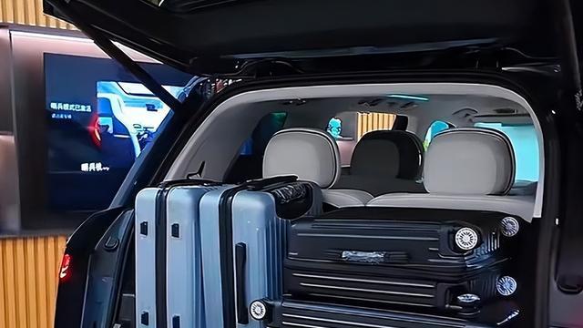 领克900空间魔法，为什么它成为六口之家出行的新宠？