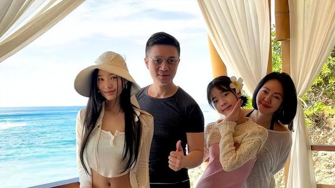 小S的13岁小女儿玩自拍，抹红唇烫波浪卷发，和大S女儿成鲜明对比