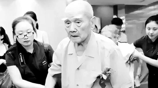 72岁台湾老兵回大陆探亲，酒醉后失言令女儿大惊：您是共产党员？