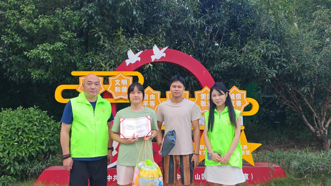 福师大女生捐赠20个“战利品”玩偶 情暖困难退役军人子女