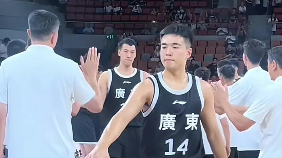 厉害！广东队边角料球员完成蜕变，成为球队的大腿，比肩徐杰