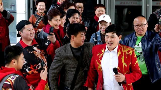 朱小伟第二次婚姻再亮红灯，大衣哥最大的失败，是家庭教育的失败