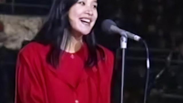 中国挣钱美国花？曾经的五位当红顶流明星，上赶着巴结美国！