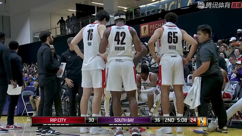两分惜败！杨瀚森21+9+3，赛后库克蹲在地上拍打地板，小杨跑过来安慰