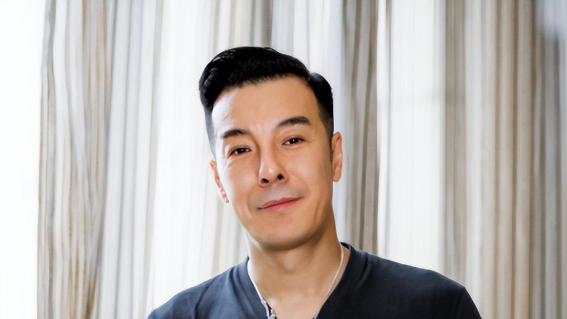 海一天，不靠当领导的父亲，46岁才走红，娶二婚妻子待继子如亲生