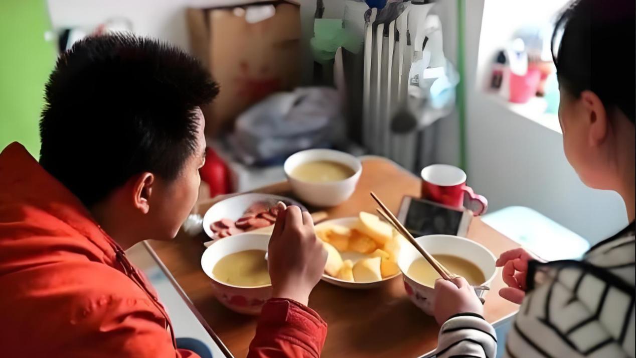 广东夫妇给24岁儿子过生日，只因一句话，被儿子锤死家中！