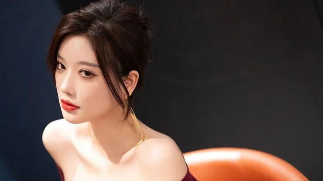 红色魅力！杨晨晨的包臀裙与高跟鞋完美结合，展现女性魅力