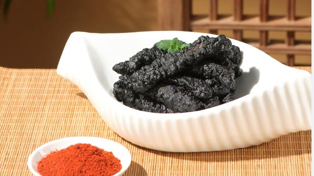 从金黄到乌亮，这碗小酥肉让我一口掉进“黑”魔法！