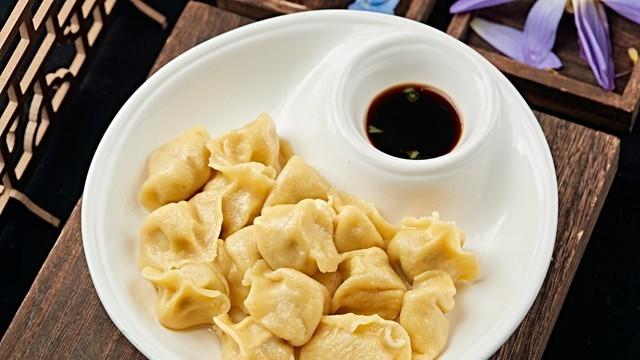 那年出差路过老家，留宿一晚，五点欲走时泪洒厨房