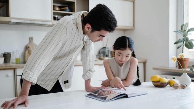 发现一个玄学现象：你处理孩子情绪的方式，决定了他爱上什么人