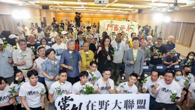 台湾政坛“舔耳性骚扰”，给国民党送来一个党主席