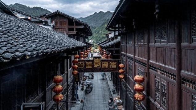 这座名为青木川的古镇太低调，一条街横跨三省，出名因为一棵树