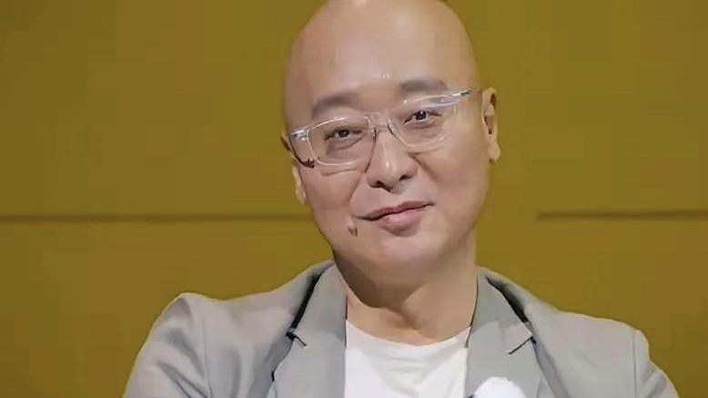 我好像突然就懂了。懂了为什么他看自己亲生儿子的眼神，总带着那么一丝丝的！不屑。