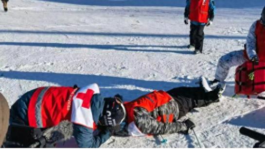 滑雪医生——赛道上的“生命守护者”