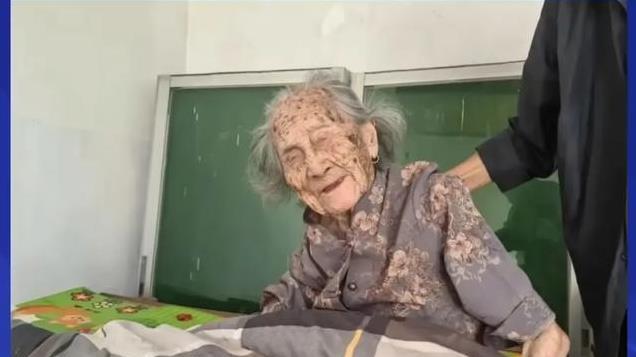 福建123岁老人今日出殡，膝下子孙100多人，老人100岁还能自理！