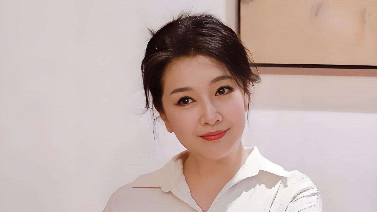 58岁江珊，头发白了很多显沧桑！她有3个烦恼