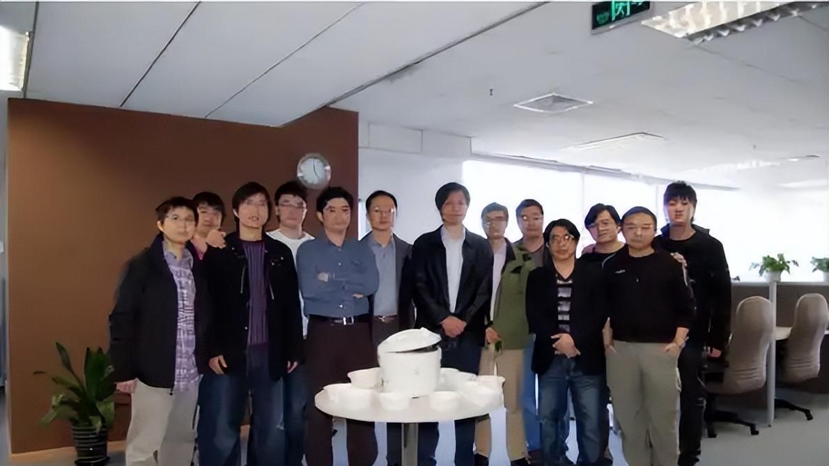 雷军停更5日首度发声 至暗109小时挺过生死劫 15周年“安全大过天”