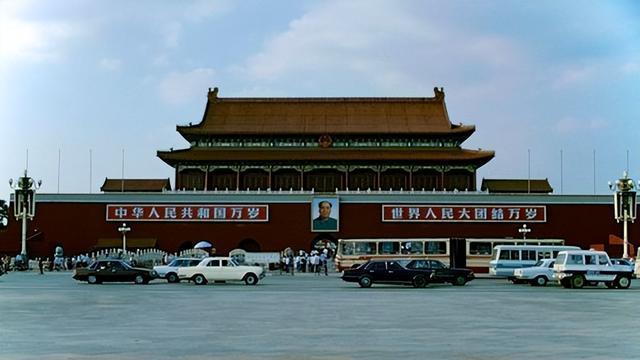 1958年天安门重修，毛主席罕见浪费：修大点，能不能容纳100万人