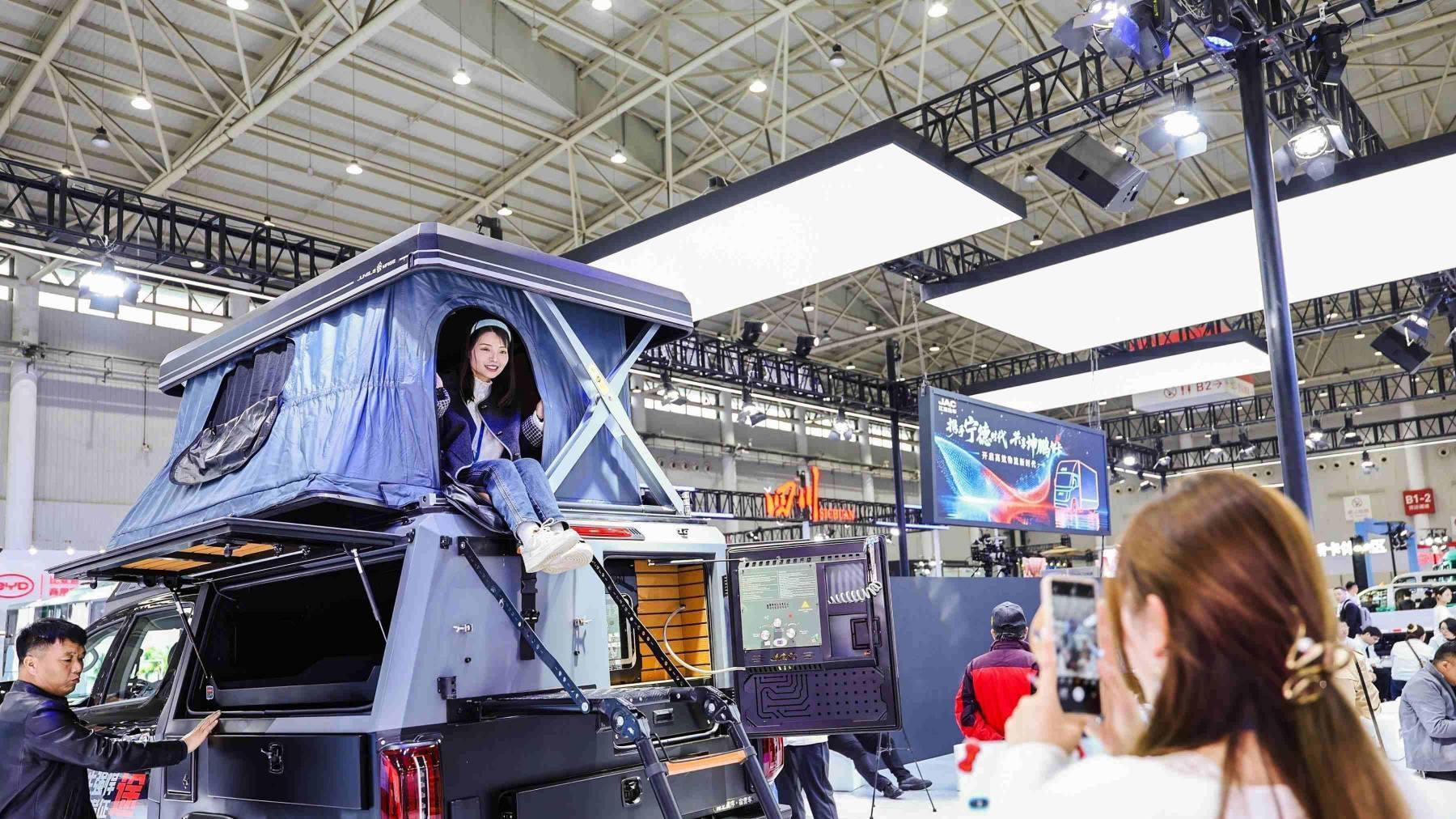 上天植保，就地安家！江淮悍途“天地套装”亮相2025中国国际商用车展