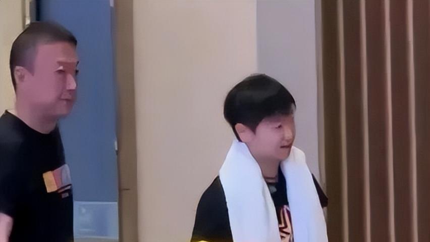 孙颖莎澳门世界杯赛前夜训：教练邱贻可、马琳陪同，三人轻松交谈
