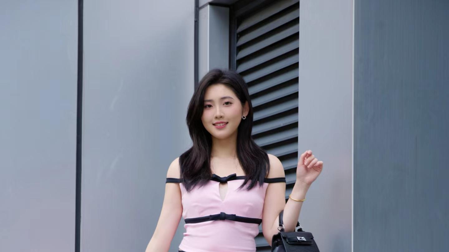 短款粉裙配黑靴：普通女孩也能穿出的高级时尚感