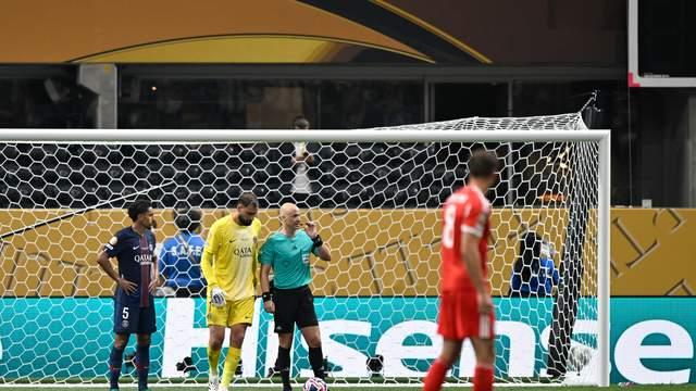 拜仁多打两人被大巴黎淘汰，主帅表现遭到质疑，球迷直言他该下课