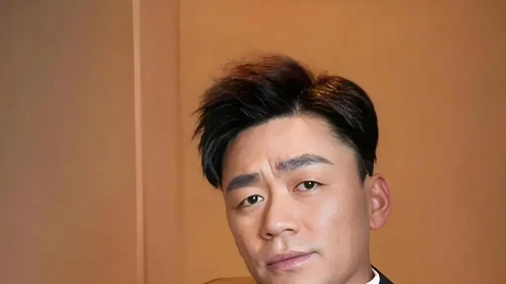 王宝强慈善人设翻车，资助小演员上学成噱头，15万片酬打了水漂