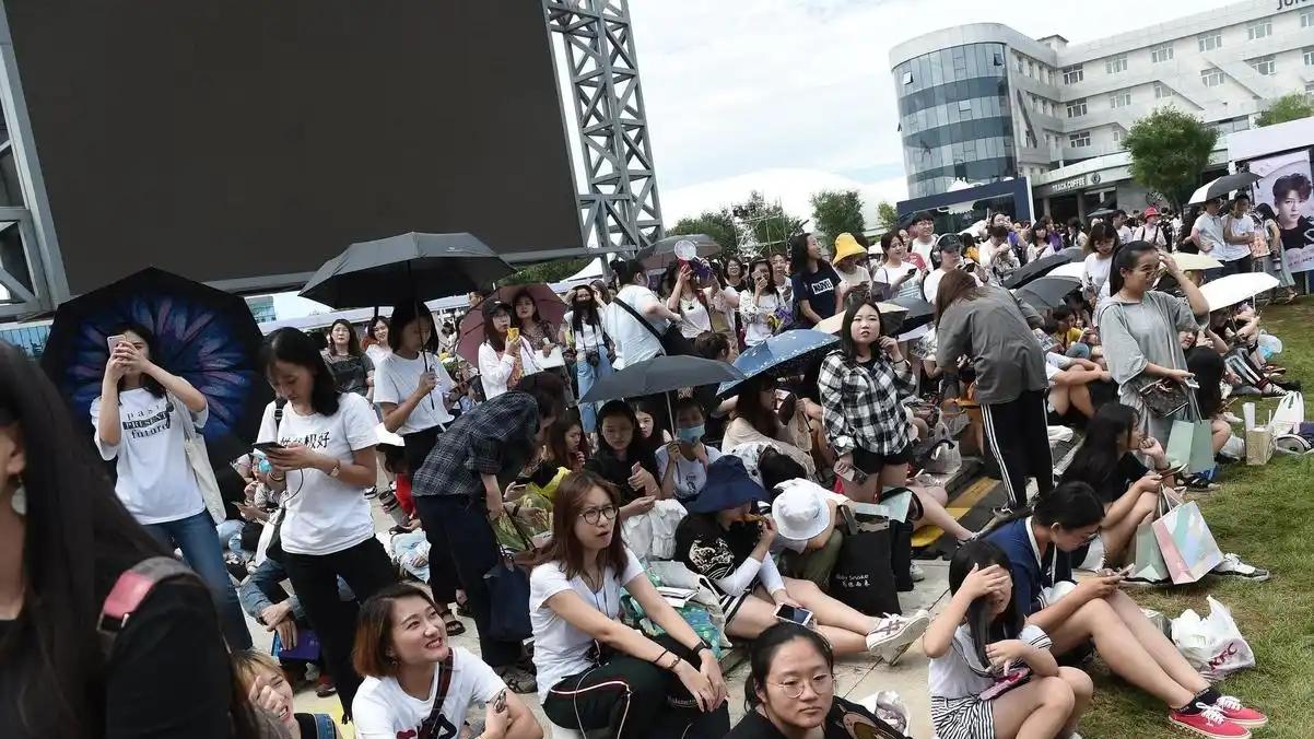 炸锅了！张学友演唱会被紧急叫停，歌迷和家长吵翻，主办方这下栽了！