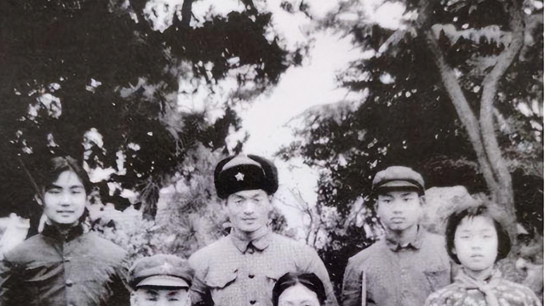 1938年许世友踹开陈赓的房门：“陈赓！你以后管好你自己的事儿就行，我的事儿不用你瞎操心！”