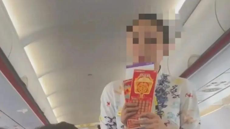 万米高空开盲盒！空姐卖彩票引热议，25万大奖曾从天降